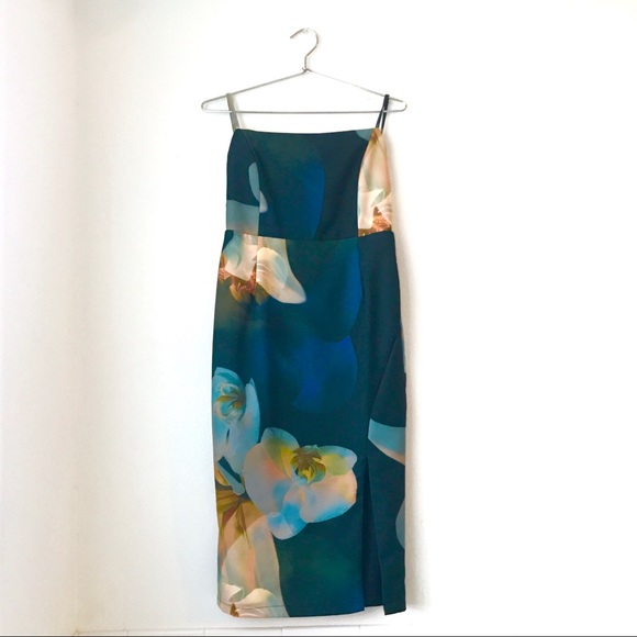 L'ATISTE Dresses & Skirts - ✨FLORAL BODYCON DRESS✨